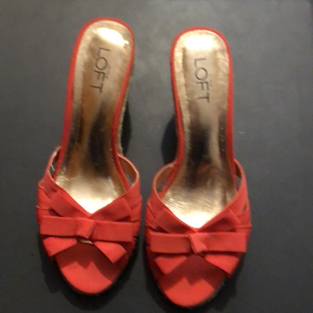 Loft wedge open toe canvas sandal w bow. wore twice. Wedge heel covered w rope